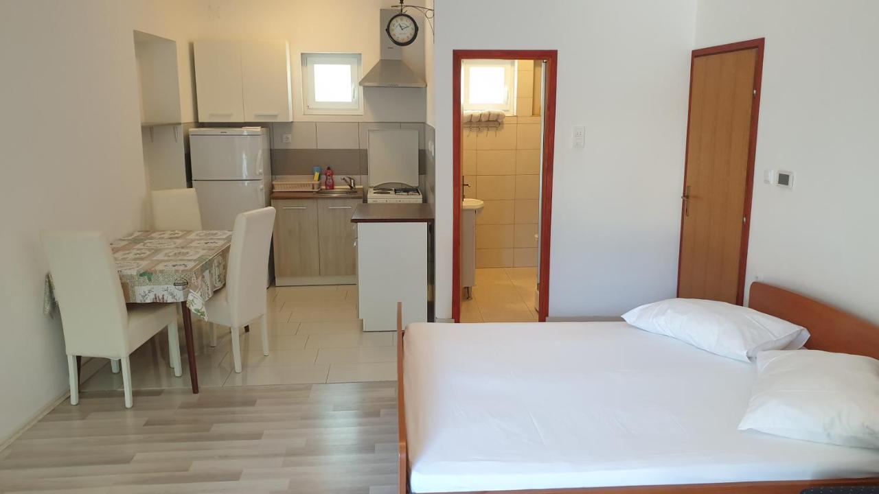 Apartments Milka Pag พาก ภายนอก รูปภาพ